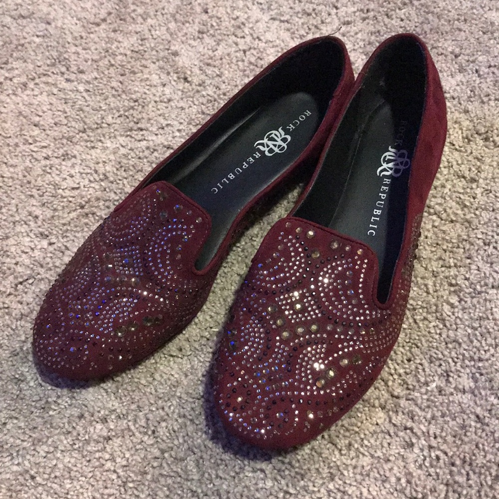 NWOT Rock & Republic burgundy flats Size 9.